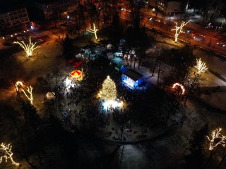 Zarasuose įžiebta Kalėdų eglutė