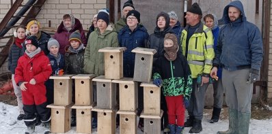 Šniukštų kaimo bendruomenė paukščiams dovanoja namus