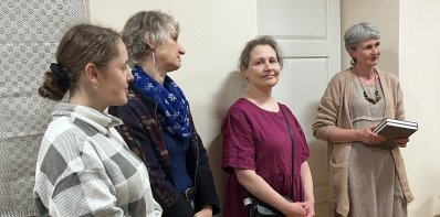 Trijų kūrėjų šypsenos: nuo molinių močiutėlių iki tautinių audinių