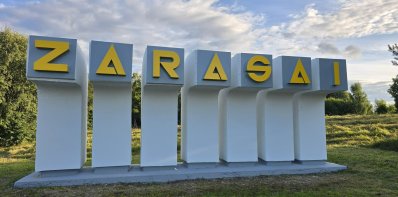 Visi keliai veda į Zarasus: du ženklai, atveriantys vartus į ežerų kraštą